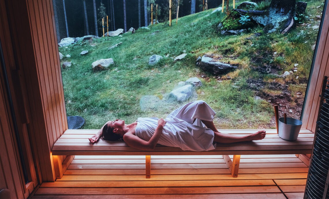 Mieszkanka Finlandii leżąca w ręczniku w saunie- Hello Zdrowie