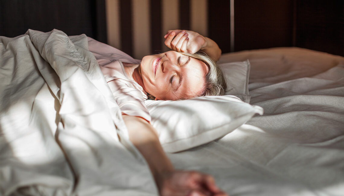 Hormony szyszynki – rodzaje, funkcje i znaczenie dla organizmu; na zdjęciu kobieta w łóżku- Hello Zdrowie
