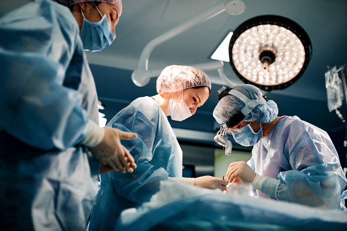 Lekarze operują pacjenta