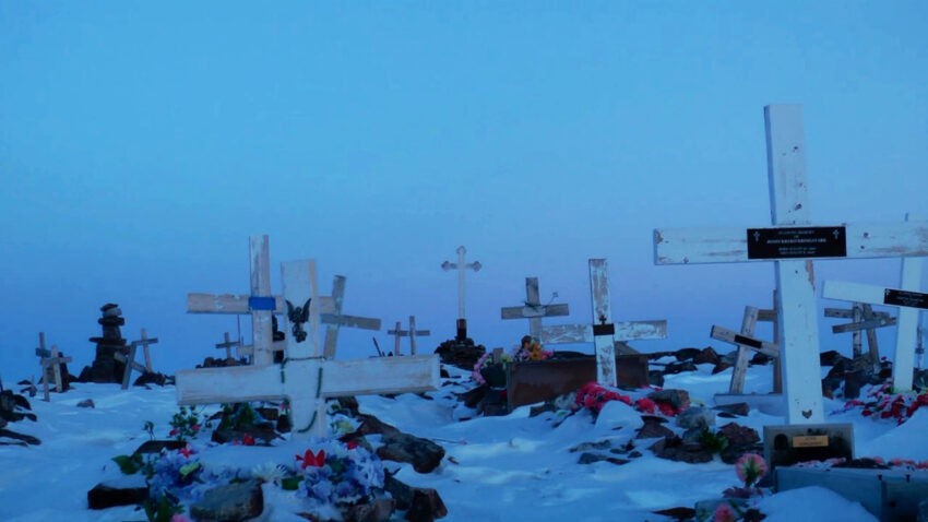 Kadr z filmu "Między światami", reż. Katarzyna Dąbkowska, na zdjęciu: mężczyzna patrzący w dal