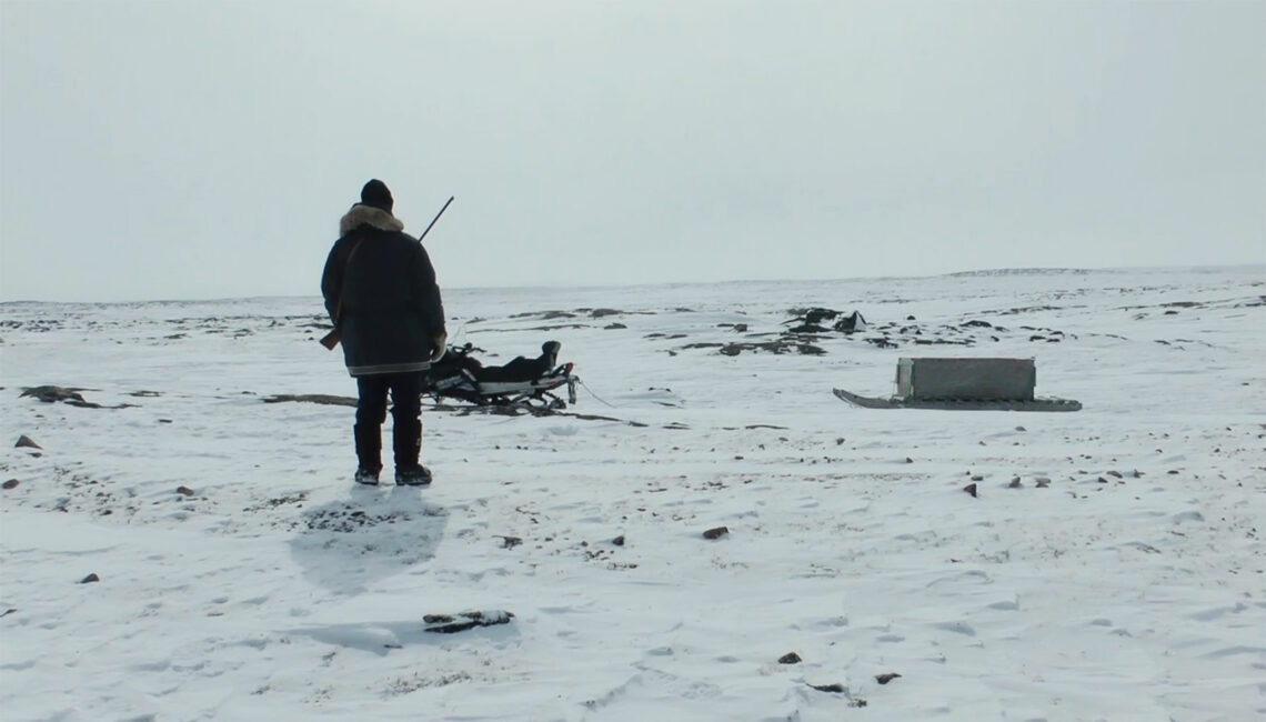 Kadr z filmu "Między światami", reż. Katarzyna Dąbkowska, na zdjęciu: mężczyzna patrzący w dal