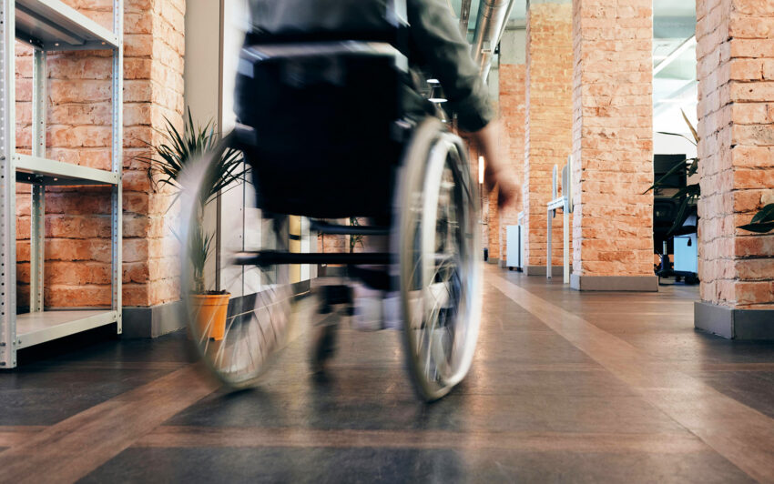 Komu przysługuje świadczenie wspierające 2024 i jak je otrzymać?; na zdjęciu człowiek na wózku inwalidzkim- Hello Zdrowie