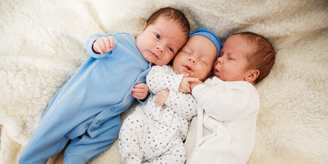 Trójka niemowląt leży obok siebie. Tekst dotyczy sytuacji porzuconych trojaczków z Tarnowa