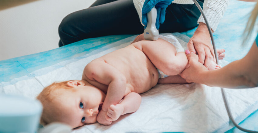 Kiedy i po co wykonuje się USG bioderek u niemowlaka?; na zdjęciu usg bioderek- Hello Zdrowie
