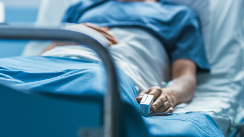 Najczęstsze objawy sepsy – nigdy nie powinnaś ich lekceważyć; na zdjęciu pacjentka w szpitalu- Hello Zdrowie