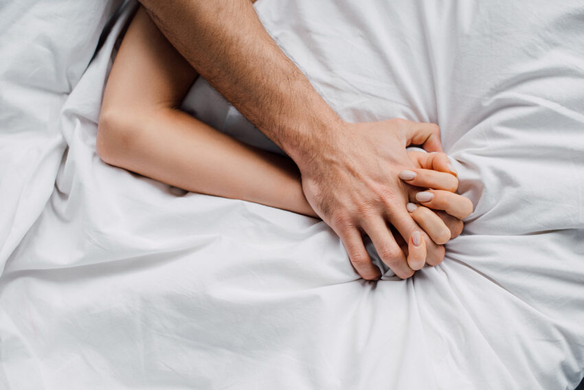 Miłość hiszpańska – co to za pozycja seksualna? Jak wygląda?; na zdjęciu para w łóżku- Hello Zdrowie