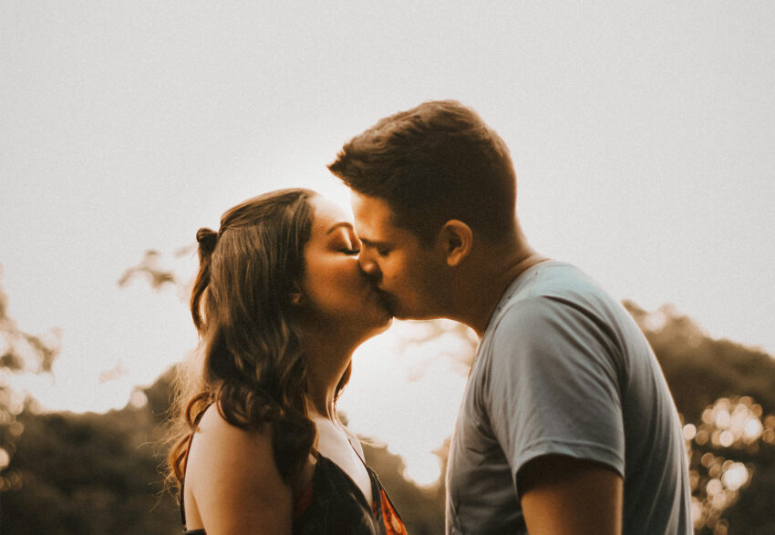 Na czym polega francuski pocałunek i dlaczego go tak lubimy?; na zdjęciu całująca się para- Hello Zdrowie