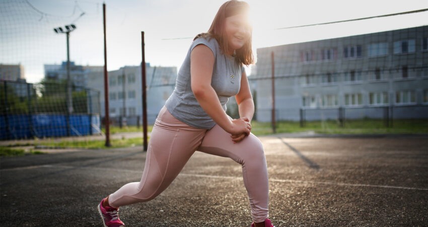 Na zdjęciu otyła uczennica ćwicząca na boisku szkolnym- Hello Zdrowie