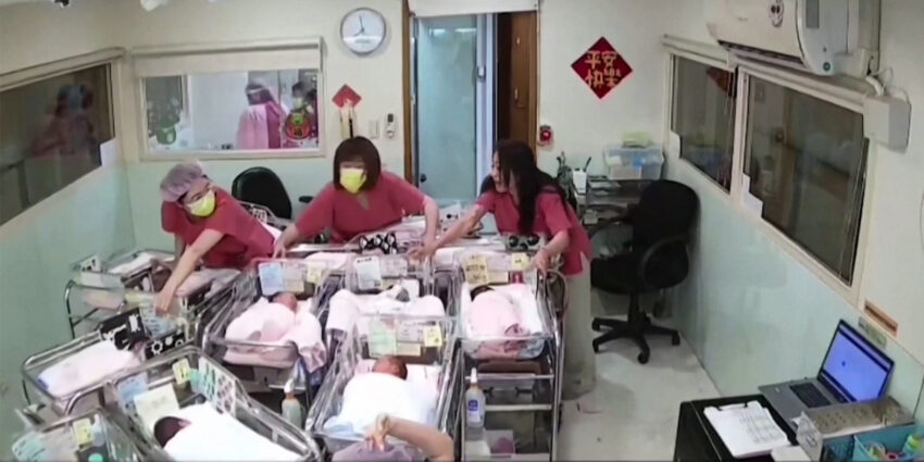 Kadr z nagrania ze szpitala w Tajwanie, kiedy położne trzymają łóżeczka