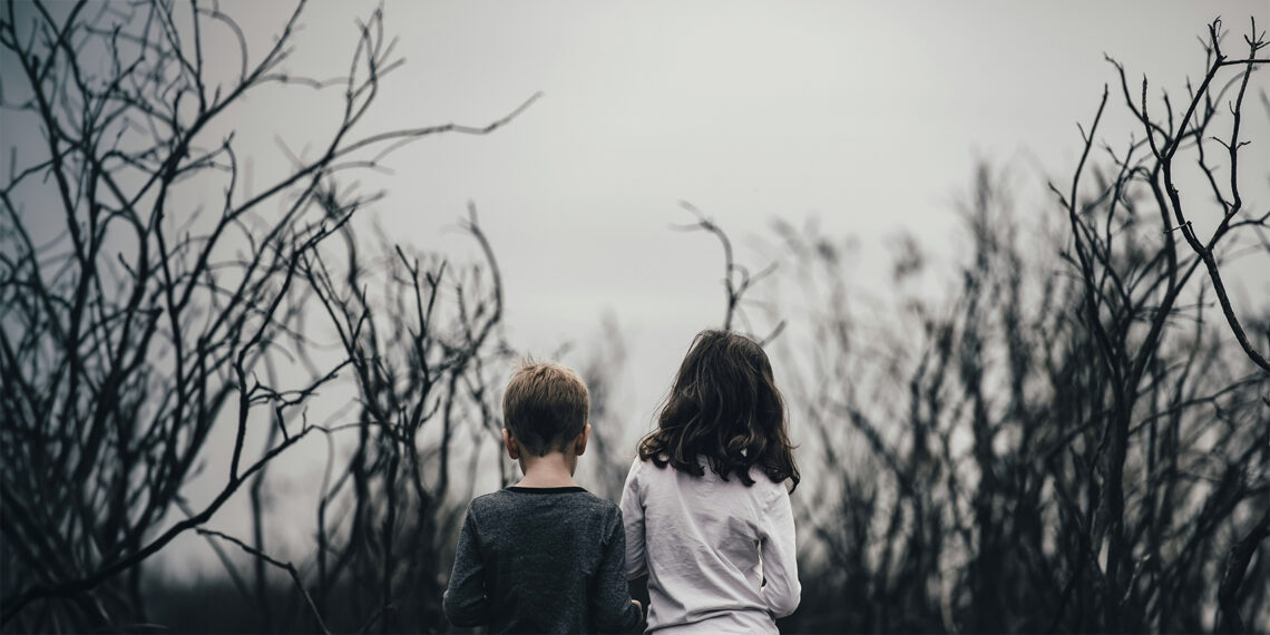 na zdjęciu: dwoje smutnych dzieci pośród cierni, tekst traktuje o domach dziecka i warunkach życia w nich /fot. Annie Spratt, Pexels