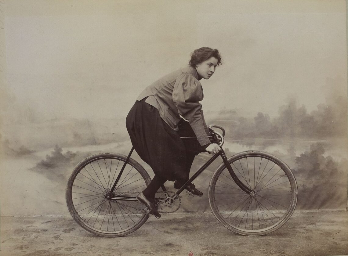 Archiwalne zdjęcia cyklistek z różnych zakątków świata