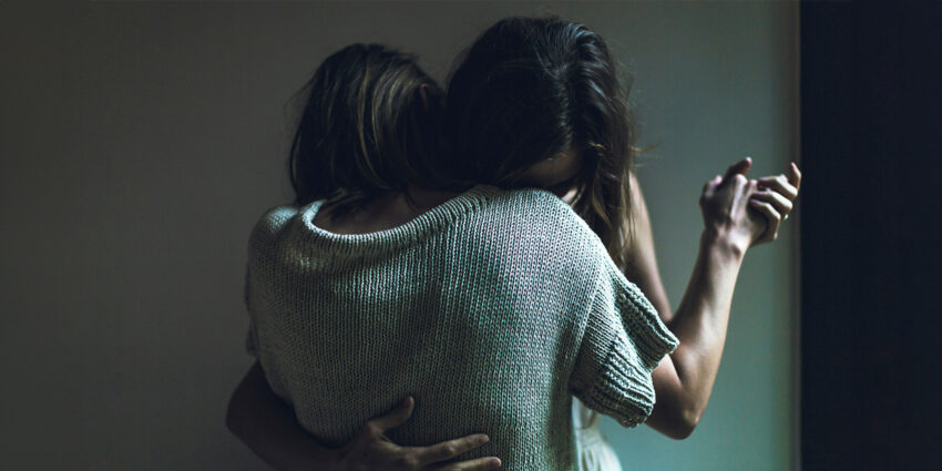 na zdjęciu: przytulająca się smutna para, tekst o życiu intymnym po nadużyciach seksulanych /fot. Unsplash