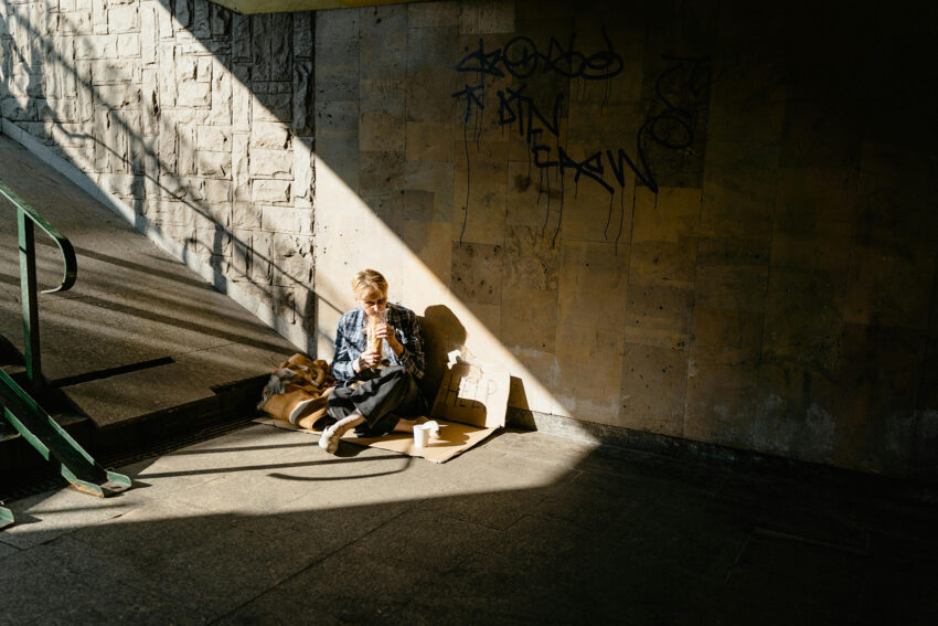 Kobieta siedząca w przejściu podziemnym- Hello Zdrowie