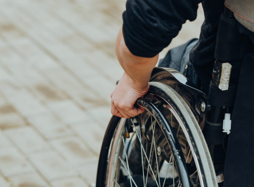 Osoba poruszająca się na wózku inwalidzkim