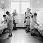 Dziewczynki myjące ręce w łazience rabczańskiego sanatorium. Lata 50. /fot. NAC