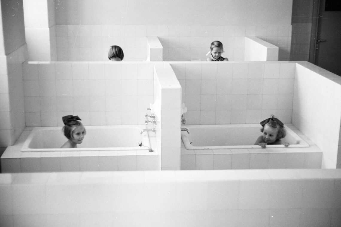 Kąpiel dziewczynek. Rabka, lata 50. /fot. NAC