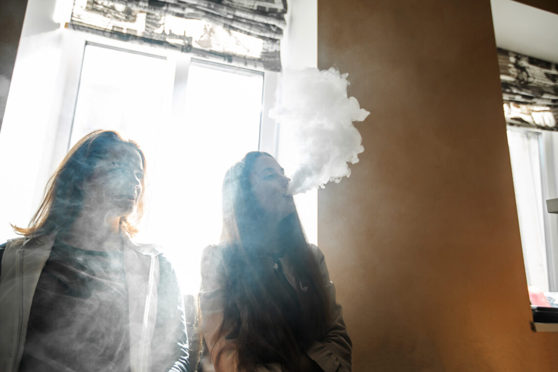 Dwie nastolatki palące e-papierosy - Hello Zdrowie