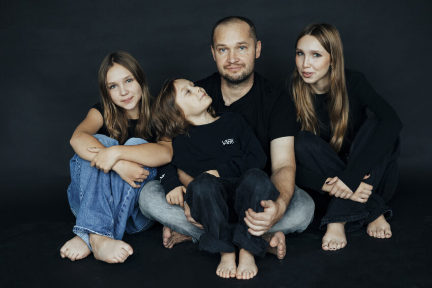 Portret rodziny Anny Hernik. Na zdjęciu jej mąż Janek oraz dzieci: Nina, Lila i Iwo /fot. Anna Hernik