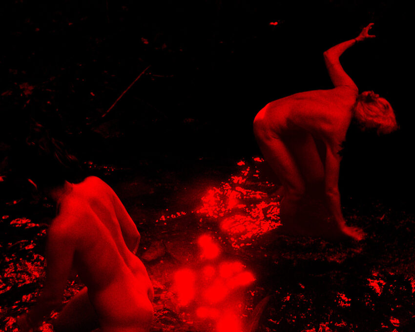 na zdjęciu: dwie nagie kobiety, tekst traktuje o wystawie "Przypływ" /fot. Irmina Walczak