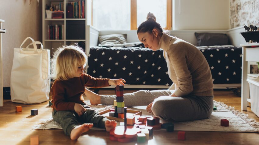 Matka bawiąca się z dzieckiem na dywanie- Hello Zdrowie