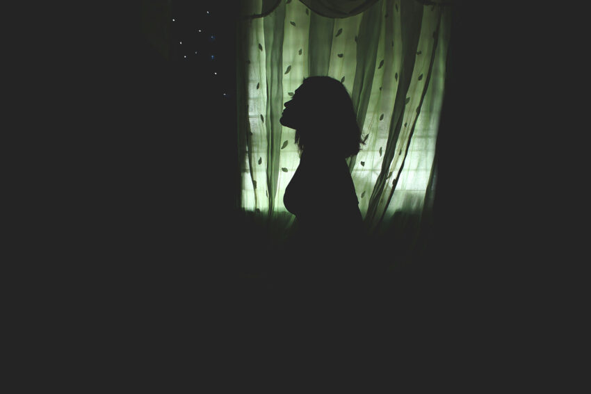 Kobieta w ciemnym pomieszczeniu