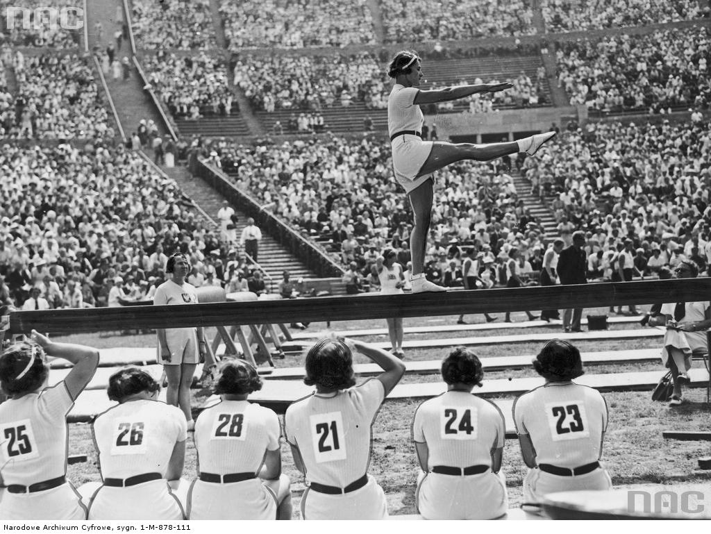 Skirlińska na równoważni na olimpiadzie w Berlinie 1936 r. / fot. Narodowe Archiwum Cyfrowe