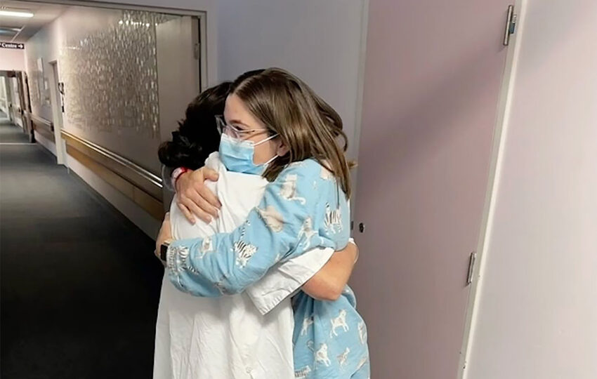 Kirsty i jej mama Michelle przytulają się na szpitalnym korytarzu - Hello Zdrowie