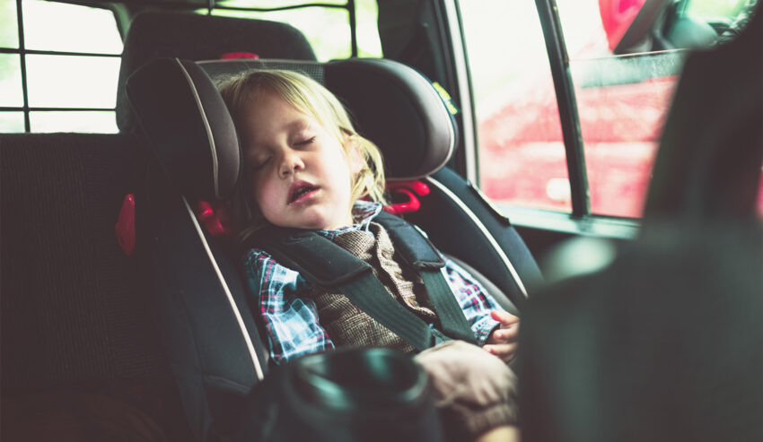 Dziecko śpiące w foteliku samochodowym- Hello Zdrowie