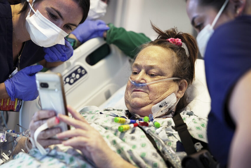 Lisa Pisano ogląda zdjęcia swojego psa po operacjach na Uniwersytecie Nowojorskim Langone Health w Nowym Jorku. 22 kwietnia 2024 r.