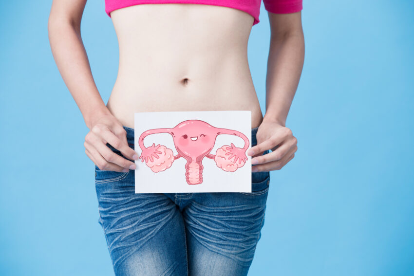 Na zdjęciu: Kobieta pokazuje narządy rodne na rysunku