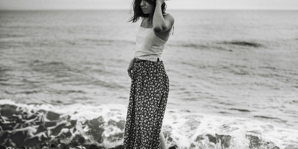 na zdjęciu: dziewczyna na plaży z niepewną miną, tekst o lęku przed wakacjami /fot. Unsplash
