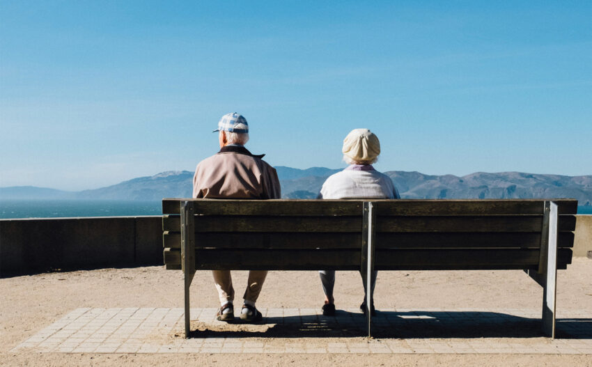 Dwoje starszych ludzi siedzi na ławce