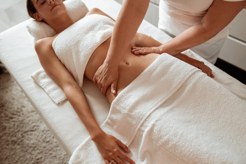 na zdjęciu: masaż brzucha, tekst o: masażu Miracle Touch /fot. Adobe Stock