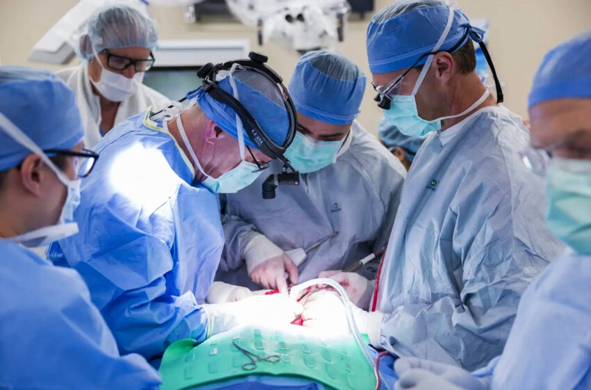Chirurdzy podczas operacji na sali operacyjnej
