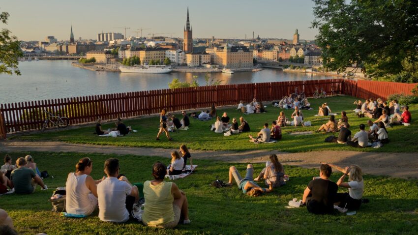 Młodzi ludzie na trawie w Sztokholmie - Hello Zdrowie