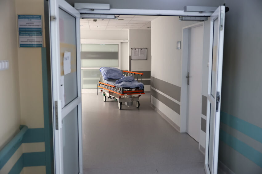 Łóżko szpitalne na korytarzu
