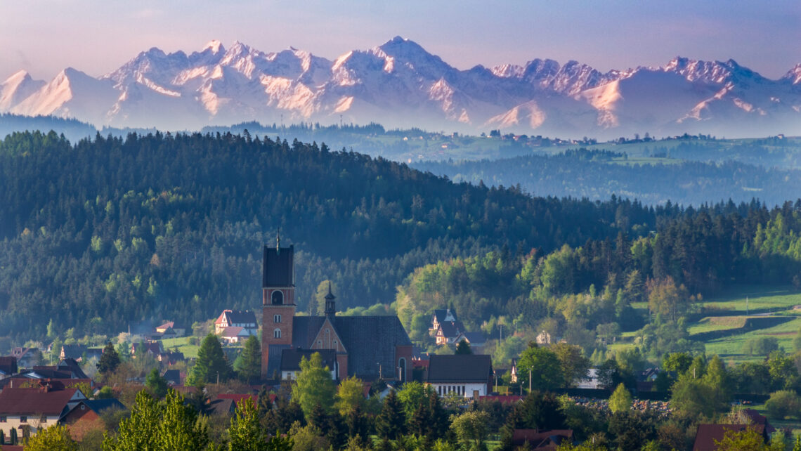 Kościół w Rabce z widokiem na Tatry- Hello Zdrowie