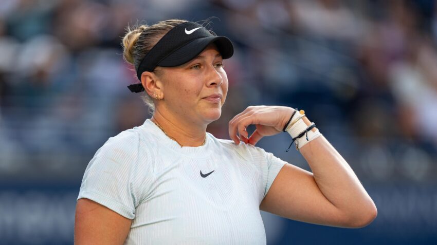 Amanda Anisimova trzyma się za ramię podczas finału WTA 1000 w Toronto