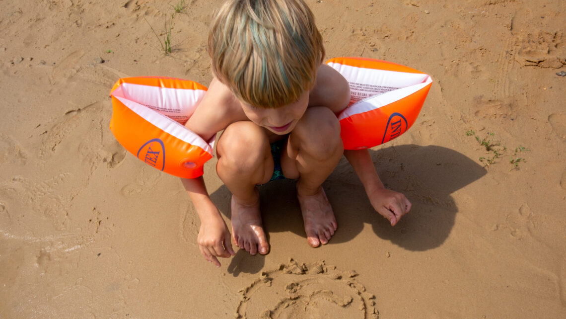 Chłopiec na plaży w rękawkach- Hello Zdrowie