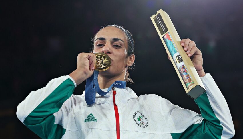 Imane kelif całuje złoty medal, który zdobyła w boksie na igrzyskach olimpijskich w Paryżu