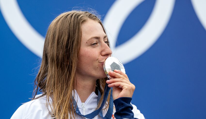 Klaudia Zwolińska całuje srebrny medal zdobyty podczas igrzysk olimpijskich w Paryżu