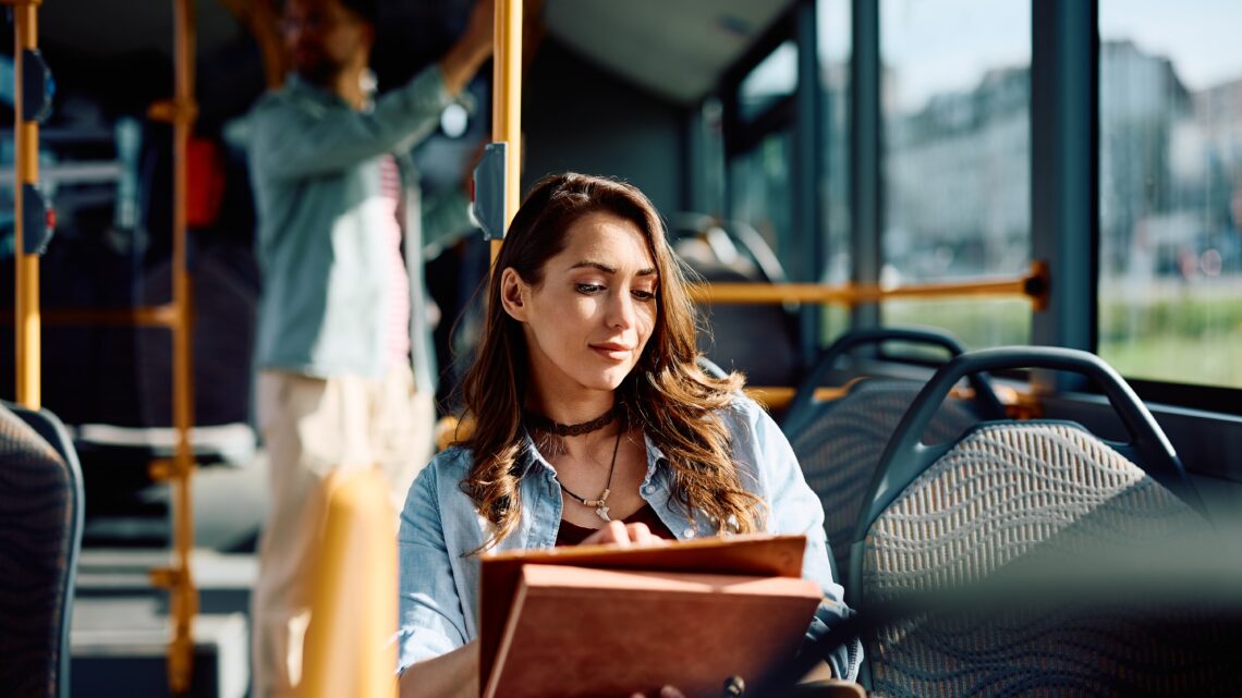 Kobieta siedzi w autobusie, tekst o molestowaniu w komunikacji miejskiej