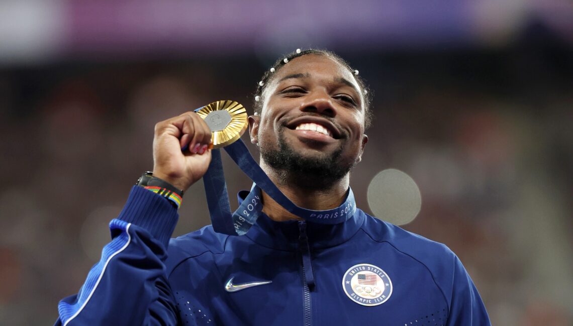 Noah Lyles trzyma złoty medal za najlepszy bieg na 100 metrów na igrzyskach olimpijskich w Paryżu