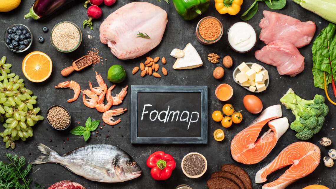 Co jeść przy sibo? Dieta fodmap będzie najlepsza. Na zdjęciu widać m.in. ryby, owoce morza, ciemne pieczywo, brokuły, paprykę leżące na blacie wśród innych produktów spożywczych.