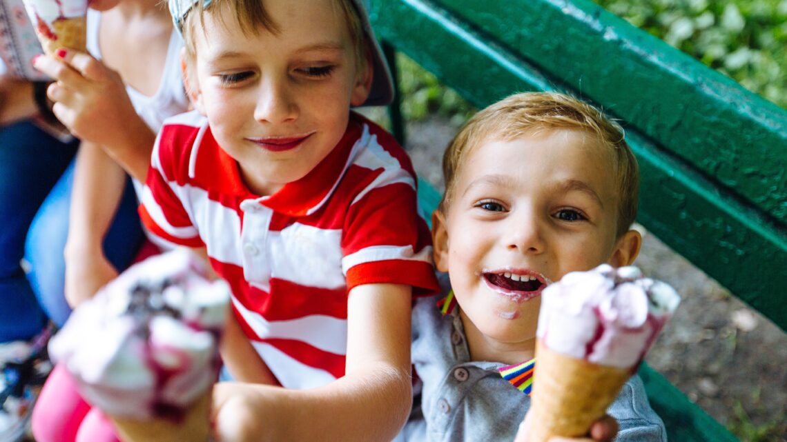 Dzieci jedzące lody - Hello Zdrowie