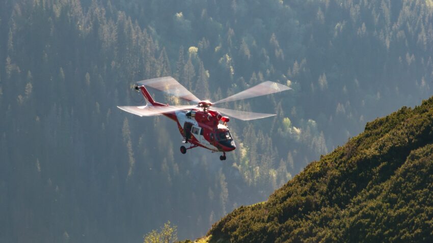 Na zdjęciu helikopter GOPR, tekst o powodzie masowego zatrucia w Tatrach