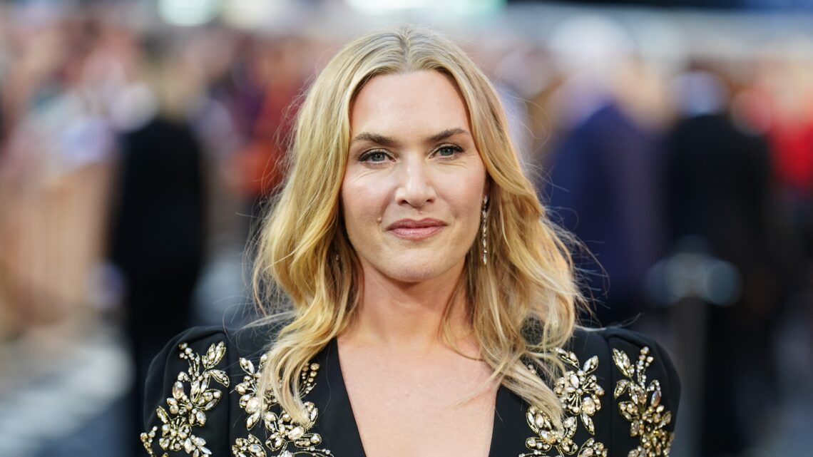 Kate Winslet w czarnej sukience ze złotym zdobieniem wokół dekoltu