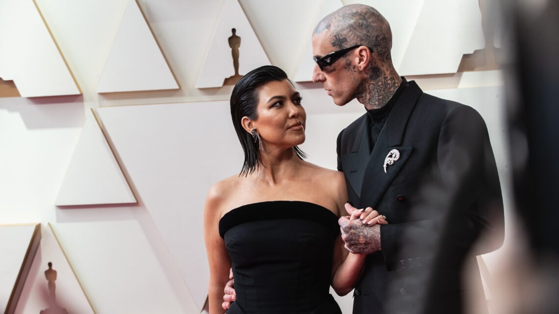 Kourtney Kardashian i Travis Barker podczas 94. ceremonii wręczenia Oscarów- Hello Zdrowie