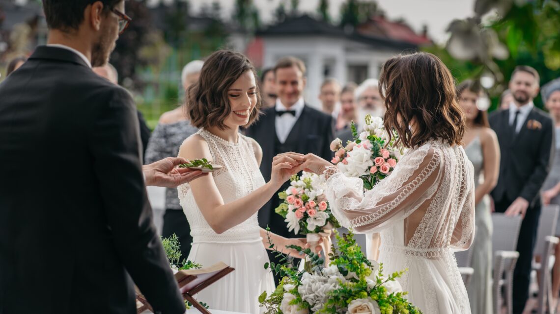 Para lesbijek bierze ślub, tekst o tym, że coraz więcej Polaków popiera małżeństwa jednopłciowe