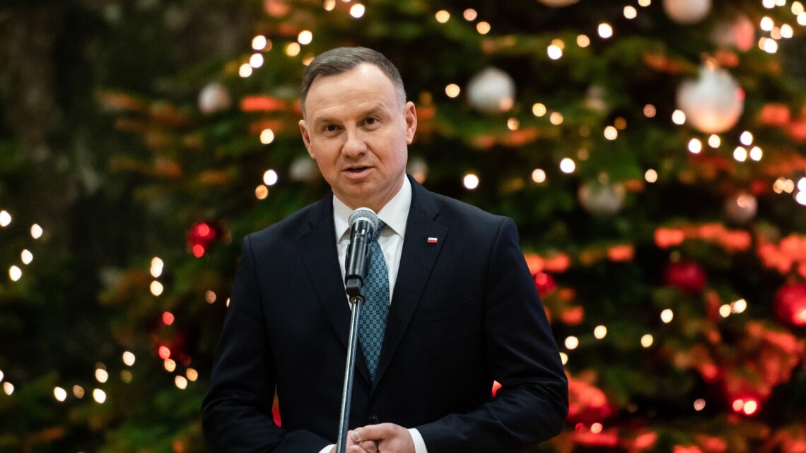 Andrzej Duda przemawia podczas spotkania świątecznego w Rzeszowie, w tle choinka